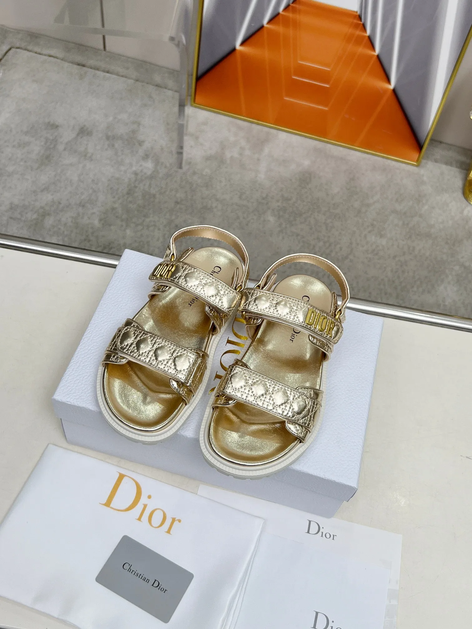 👟👟Ex-factory price 500👟👟Dior👏👏new classic style. 🔥Purchasing-level qualityThe most popular thick-soled sandals in foreign counters. Upper➕Inside: original customized material, original mold opening of sole 1.1 (lightweight, code number 35-40 (41/42 can be customized)